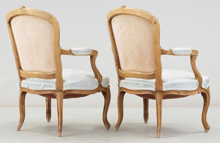 KARMSTOLAR, ett par, rokokostil. 1900-tal.