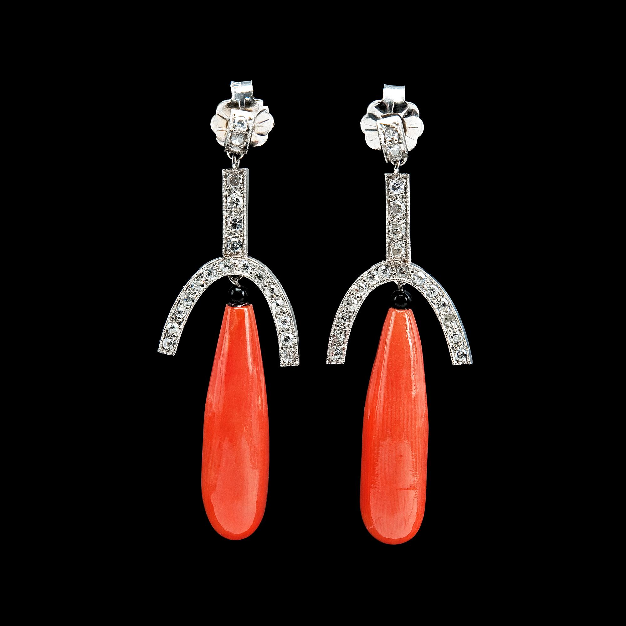 KORVAKORUT, 8/8 hiottuja timantteja n. 0.2 ct, korallia.