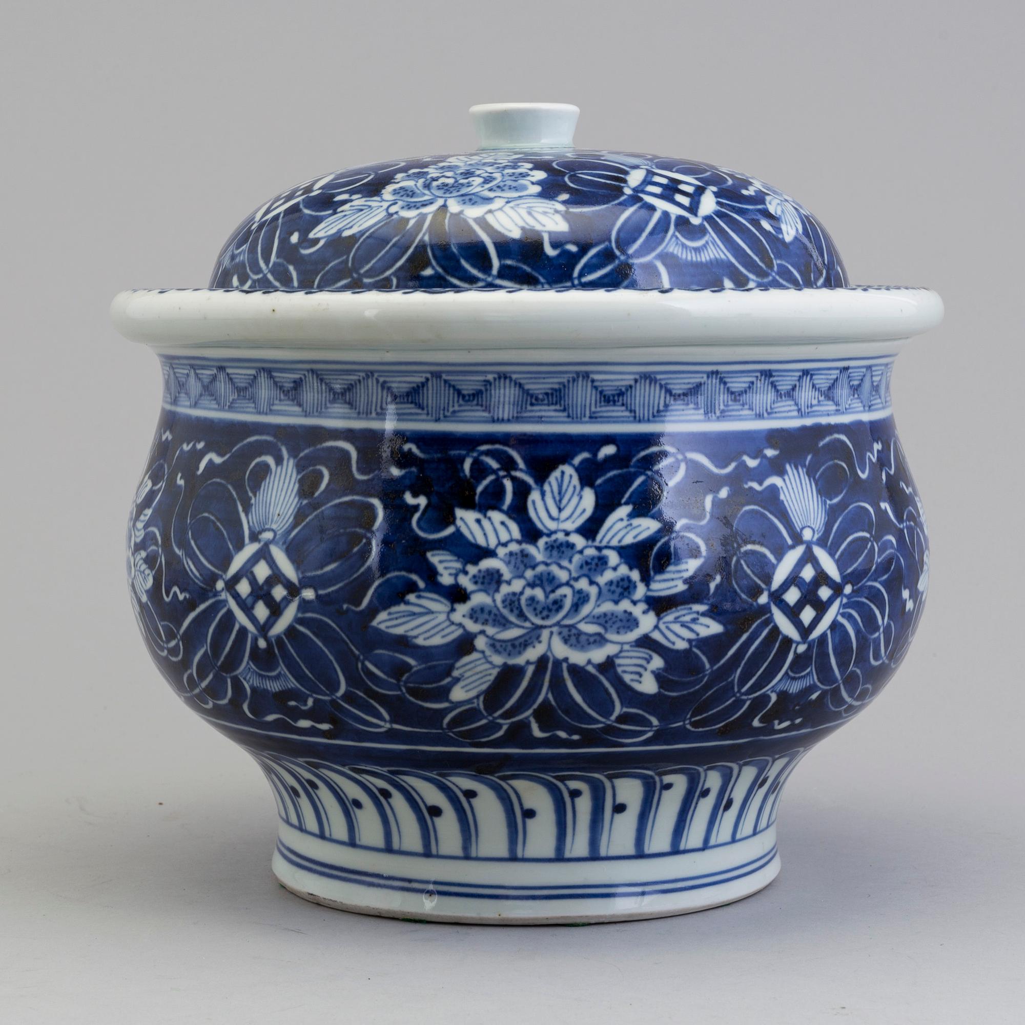 A large Chinese blue and white porcelain tureen with cover, Qing dynasty, 19th century.