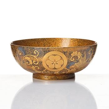 A Japanese lacquered bowl, box with cover and handle, 19th Century.