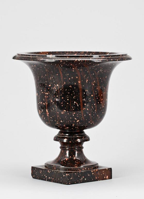 URNA, porfyr, Älvdalen, 1800-talets första hälft.