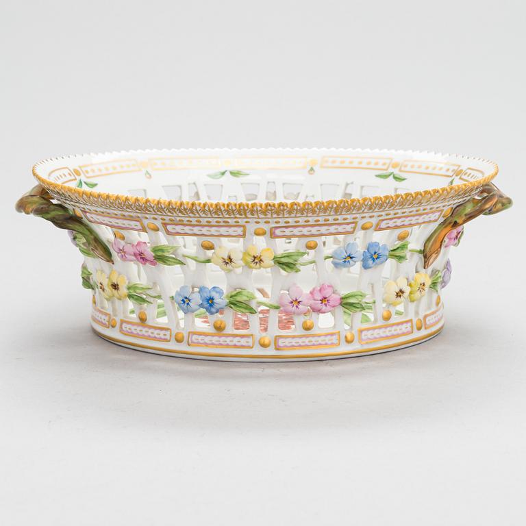 Malja, posliinia, "Flora Danica" Royal Copenhagen, Tanska 1965.