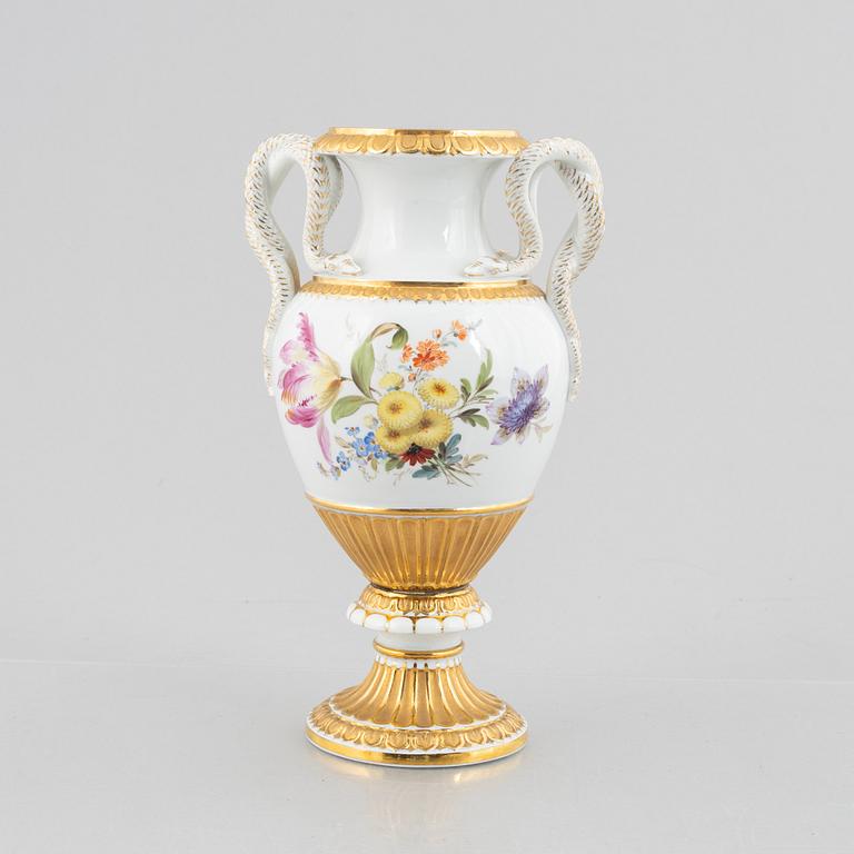 A porcelain urn, Meissen, mid 19th century.