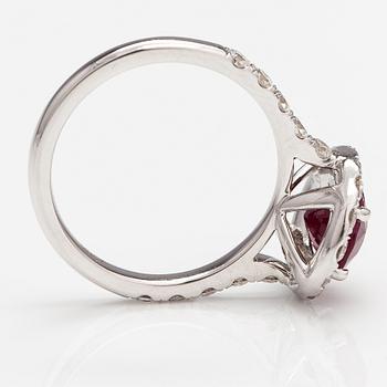 Sormus, 18K valkokultaa, rubiini n. 2.40 ct ja timantteja n. 1.20 ct yht todistuksen mukaan.