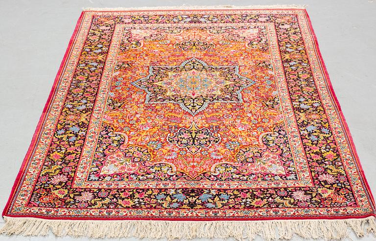 A rug, semi-antique Mashad, ca 224 x 141,5 cm.