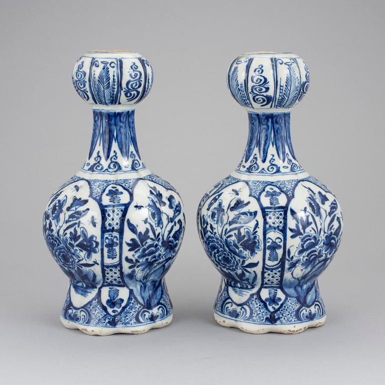 VASER, ett par, fajans, Delft, Holland, 1700-tal.