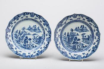 TALLRIKAR, ett par, porslin, Qianlong, Kina 1700-tal.