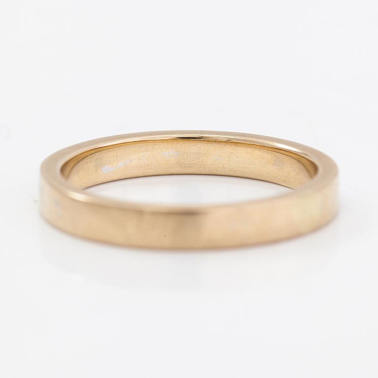 An 18K gold ring with diamonds ca. 0.39 ct in total.