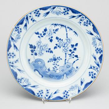 A CHINESE QIANLONG PLATE.