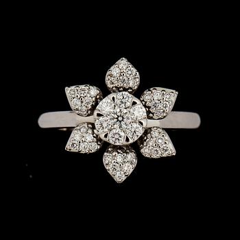 RING, 18 k vitguld med briljantslipade diamanter ca 0,40 ct. Vikt ca 4 g.