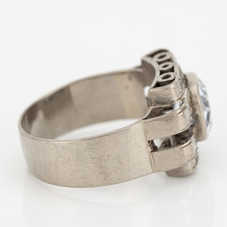Ring, 18K white gold with sapphire and white stones. Stockholm 1952.
