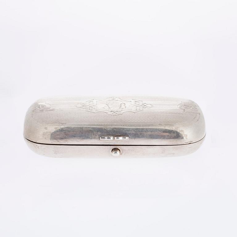 CIGARRETUI, silver, S:t Petersburg, Ryssland 1800-talets slut. Vikt 106 g.