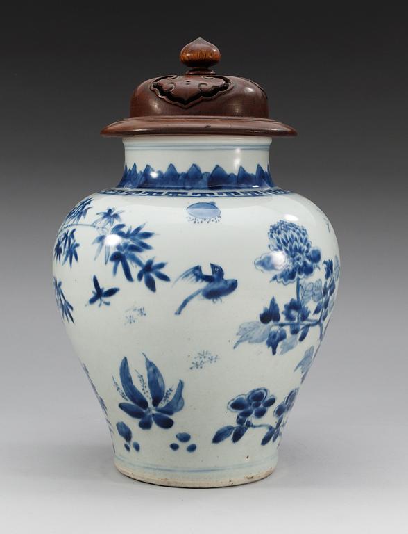 A blue and white Transitional jar, 17th Century.