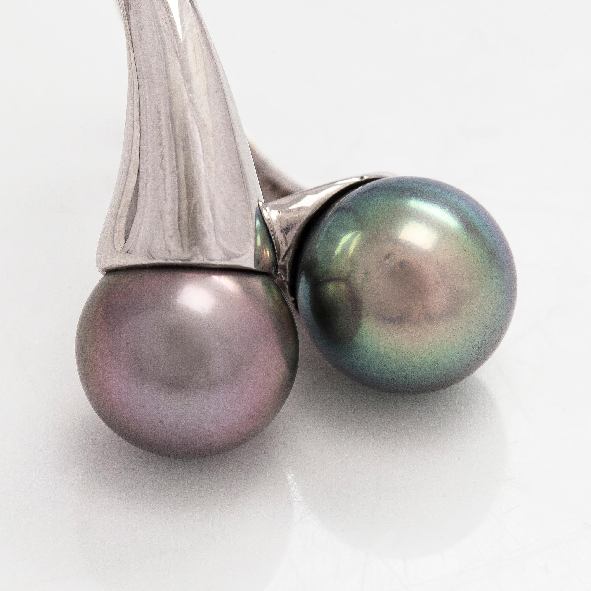 An 18K white gold ring with cultured Tahitian pearls.