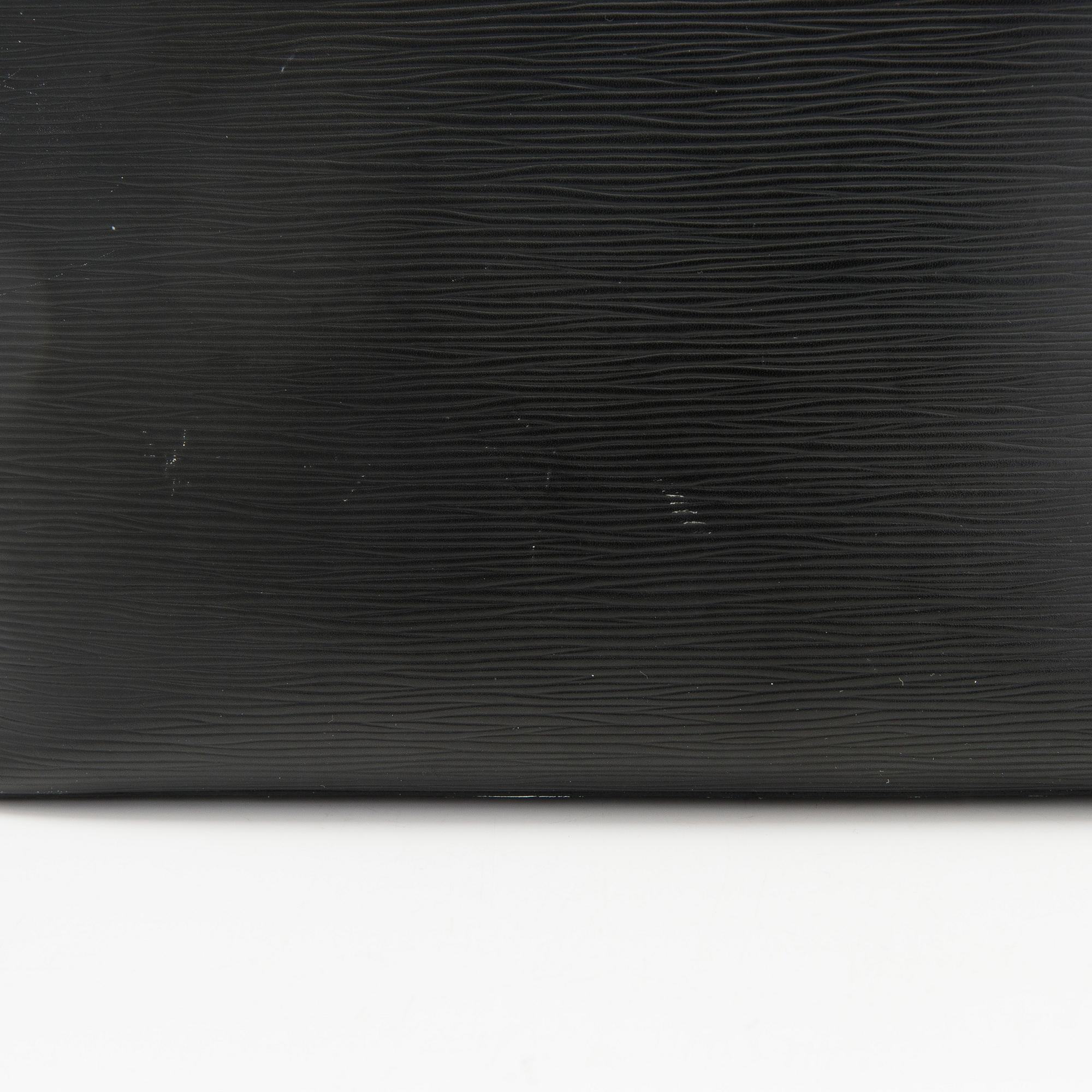 Louis Vuitton, a 'Neverfull MM' bag.