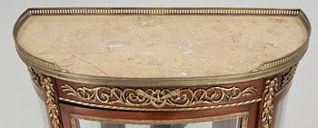 VITRINSKÅP, Louis XVI-stil, 1900-talets andra hälft.