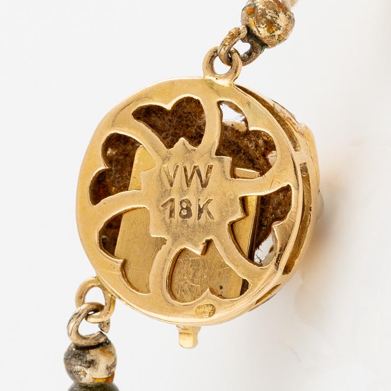 Pearl necklace, cultured pearls and green stone beads, with clasp in 18K gold.