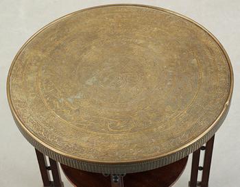 BORD, orientaliskt, 1900-tal.