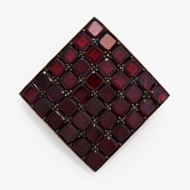 Rintaneula ja sormus, granaatteja, valkometallia.