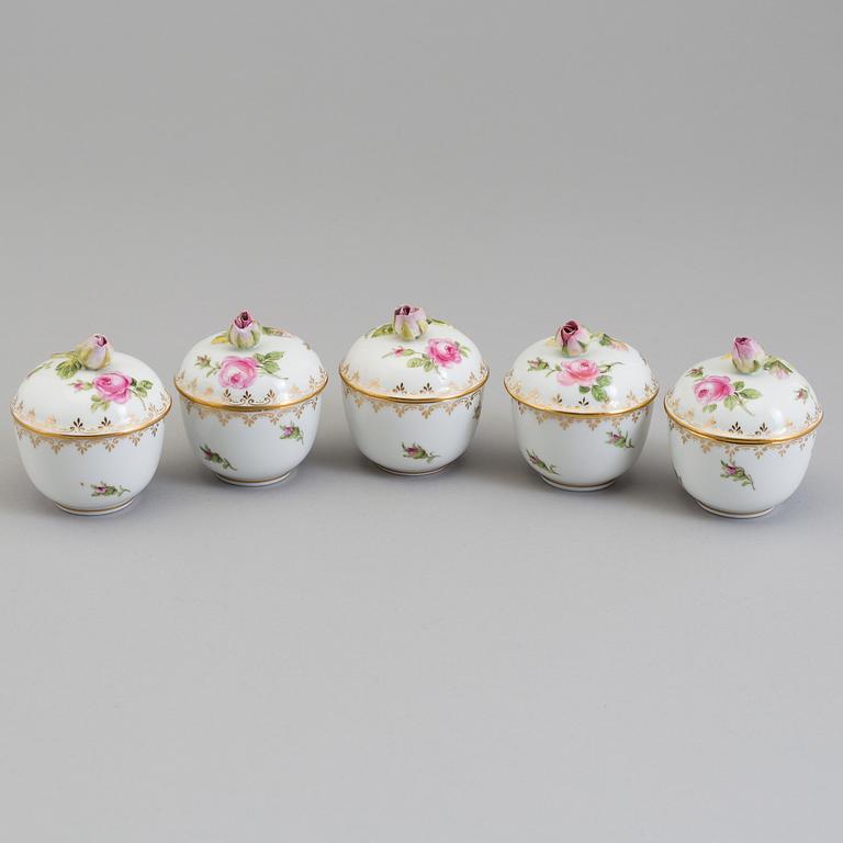 A SET OF FIVE LIDDED CUPS, porcelain, Meissen, mid 20th century.