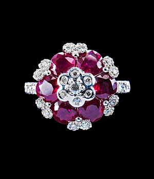 14. RING, rubiner ca 3.80 ct. briljantslipade diamanter ca 0.55 ct.