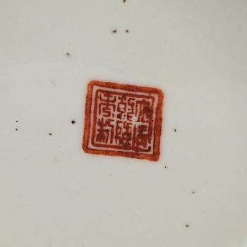 LYKTOR/PERUKSTOCKAR, två stycken, porslin. Qing dynastin, sent 1800-tal.