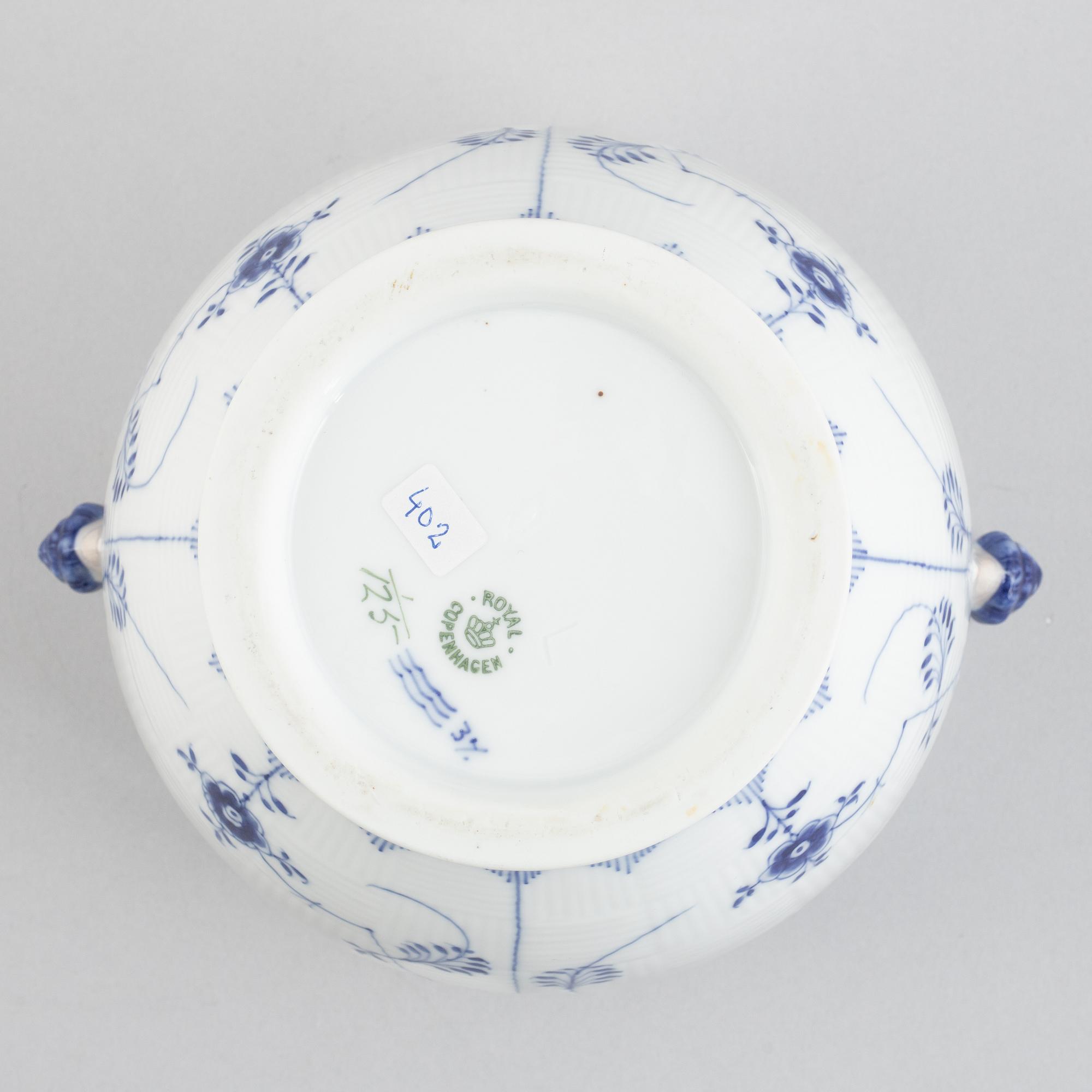 A 'Blue Fluted Plain' / 'Musselmalet riflet' porcelain flower pot, Royal Copenhagen, model 125, 1898-1923.