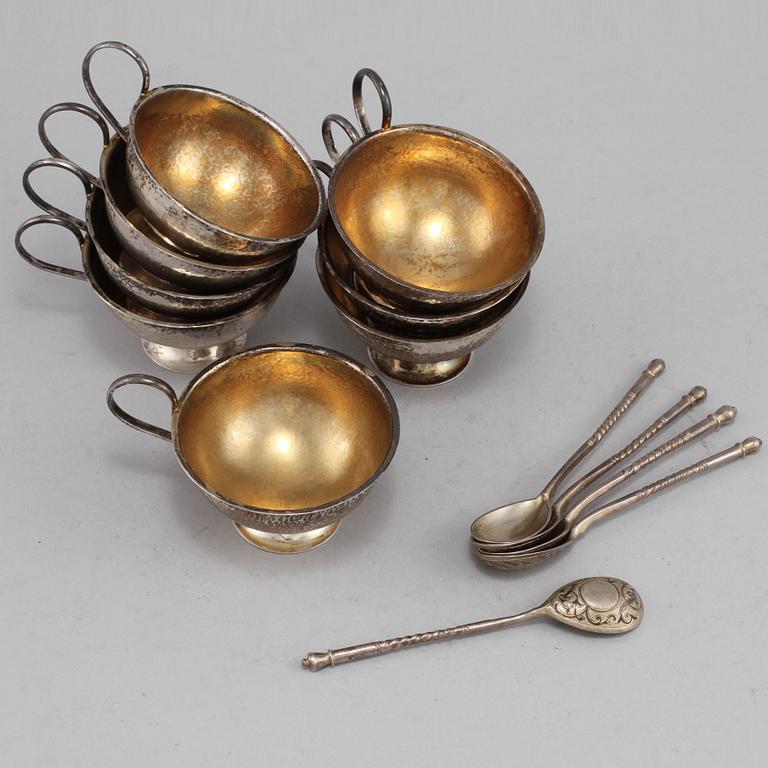 PUNCHMUGGAR, 8 st, TESKEDAR, 5 st, silver, 1800/1900-tal. Vikt 355 g.