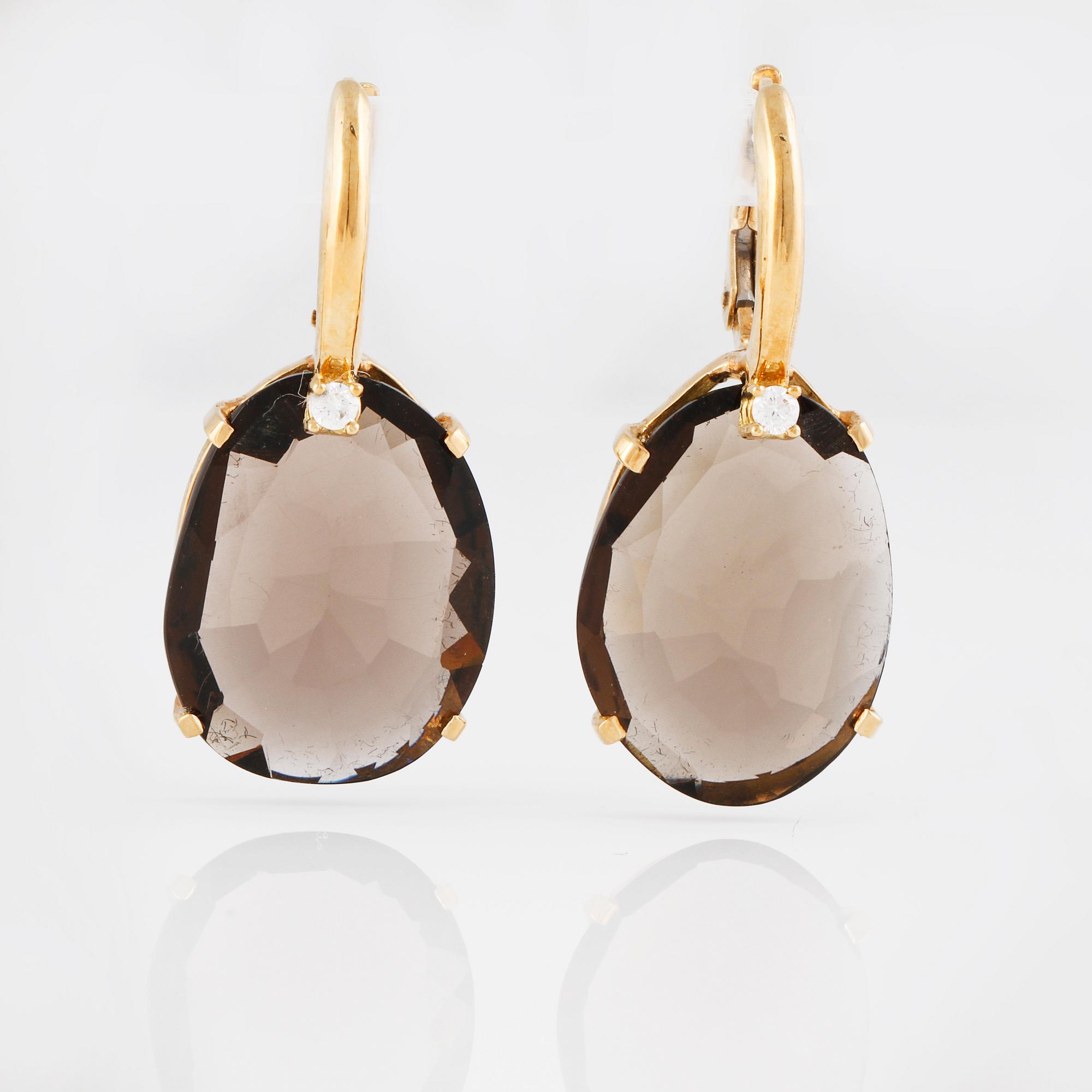 ÖRHÄNGEN, 18K guld med briljantslipade diamanter ca 0.05 ct samt fasettslipad rökkvarts. Vikt 5,3 gram.