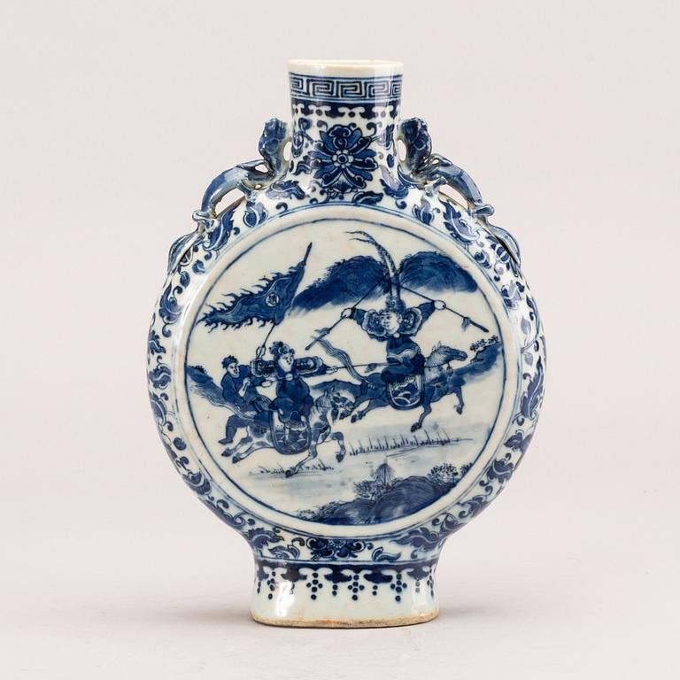 A porcelain moon vase/flask, Qing dynasty, Tongzhi (1862-1874).