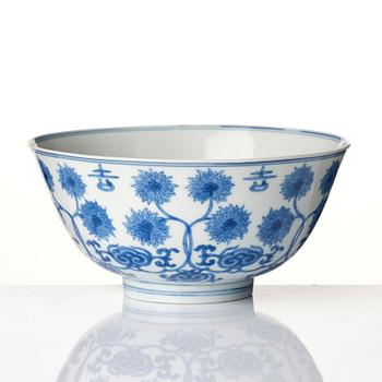 Skål, porslin. Qingdynastin, 1600-tal med Chenghuas märke.