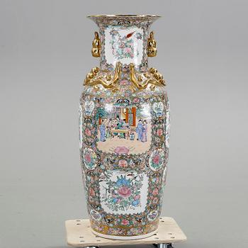 PRAKTVAS, porslin, Kanton, Kina, 1900-tal.