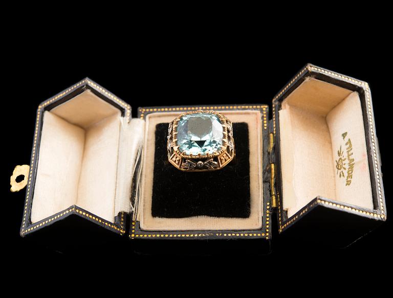SORMUS, akvamariini n. 14 ct, ruusuhiottuja timantteja. 18K kultaa A. Tillander 1935. Paino 10,5 g.