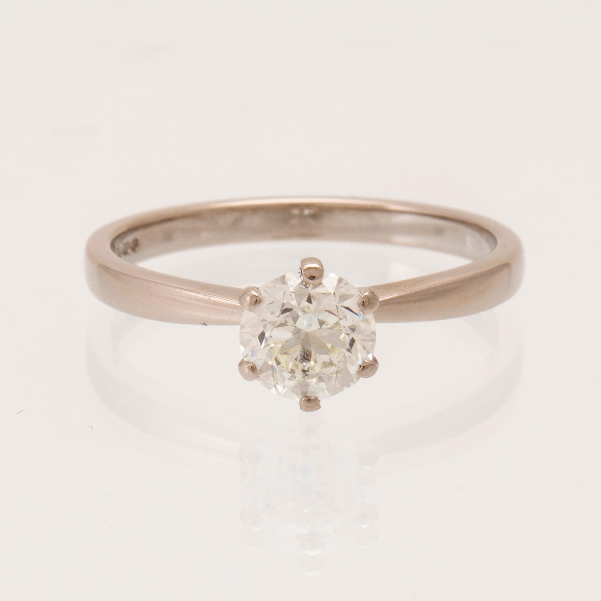 Ring solitär 18K vitguld med en rund briljantslipad diamant, 77 diamonds Birmingham, diamant med GIA Report.