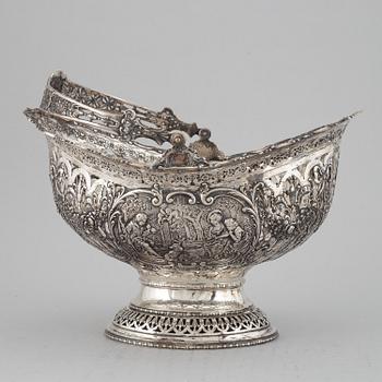 A German late 19th/early 20th century silver bread basket.