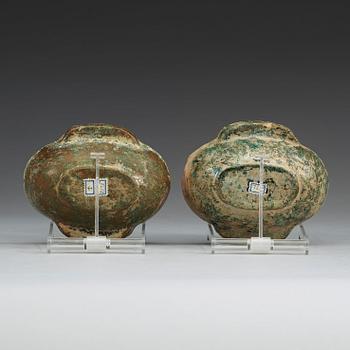 BÄGARE, två stycken, lergods. Han dynastin (206 f.Kr-220 e. Kr).