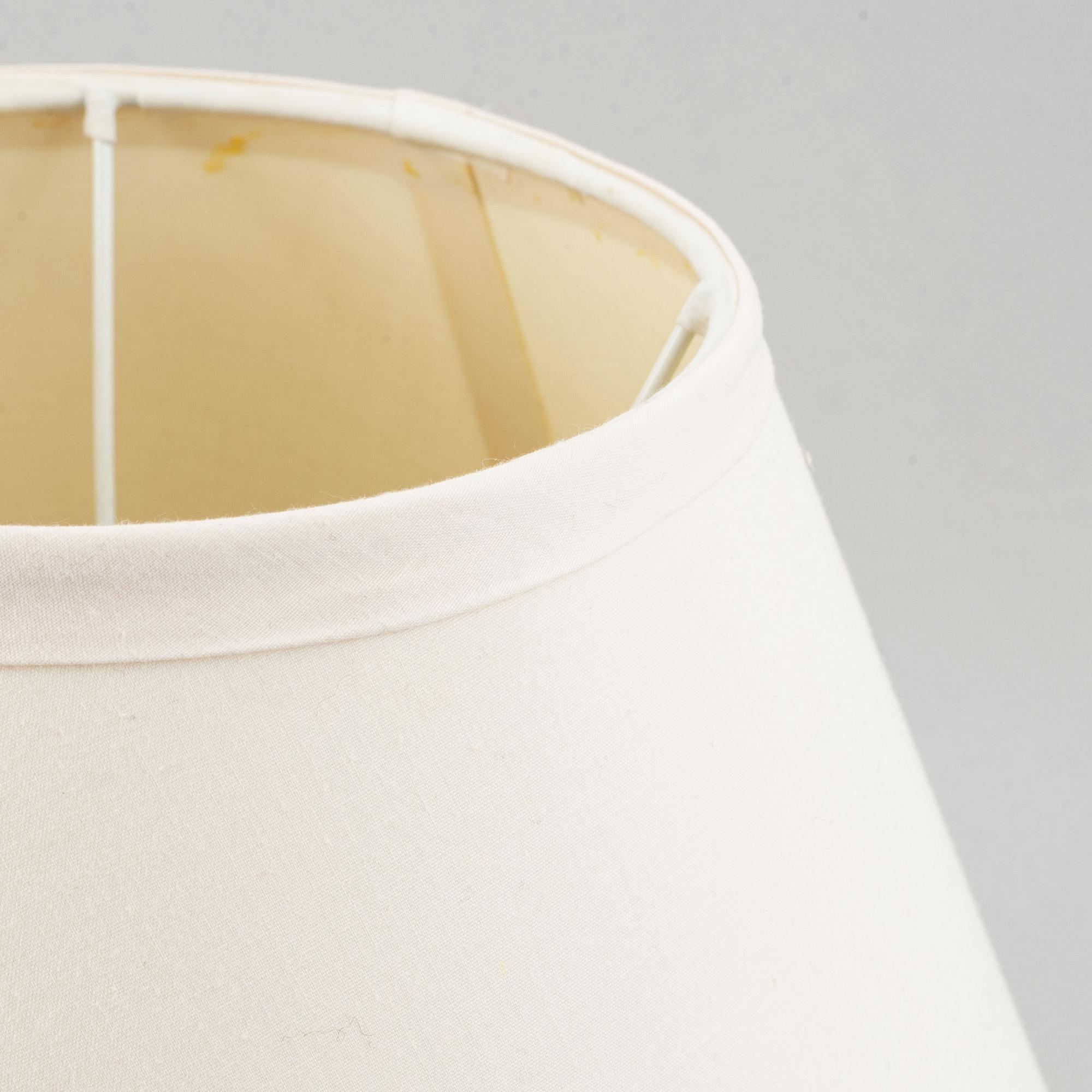 A famille rose jar, turned into a table lamp, Qing dynasty, late 19th/ early 20th century.