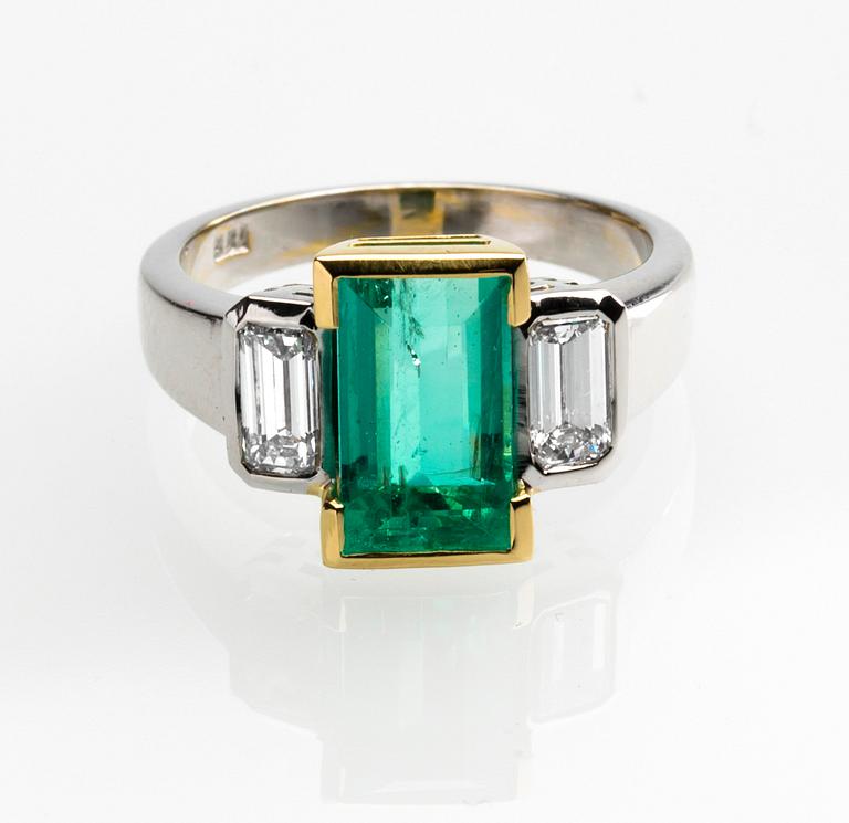 RING, 18 k guld samt vitguld med smaragd ca 2.30 ct, 2 baguetteslipade diamanter totalt ca 0.60 ct. Vikt ca 7 g.