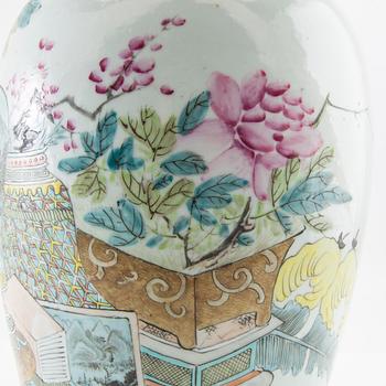 A Chinese jar with cover, early 20th century.