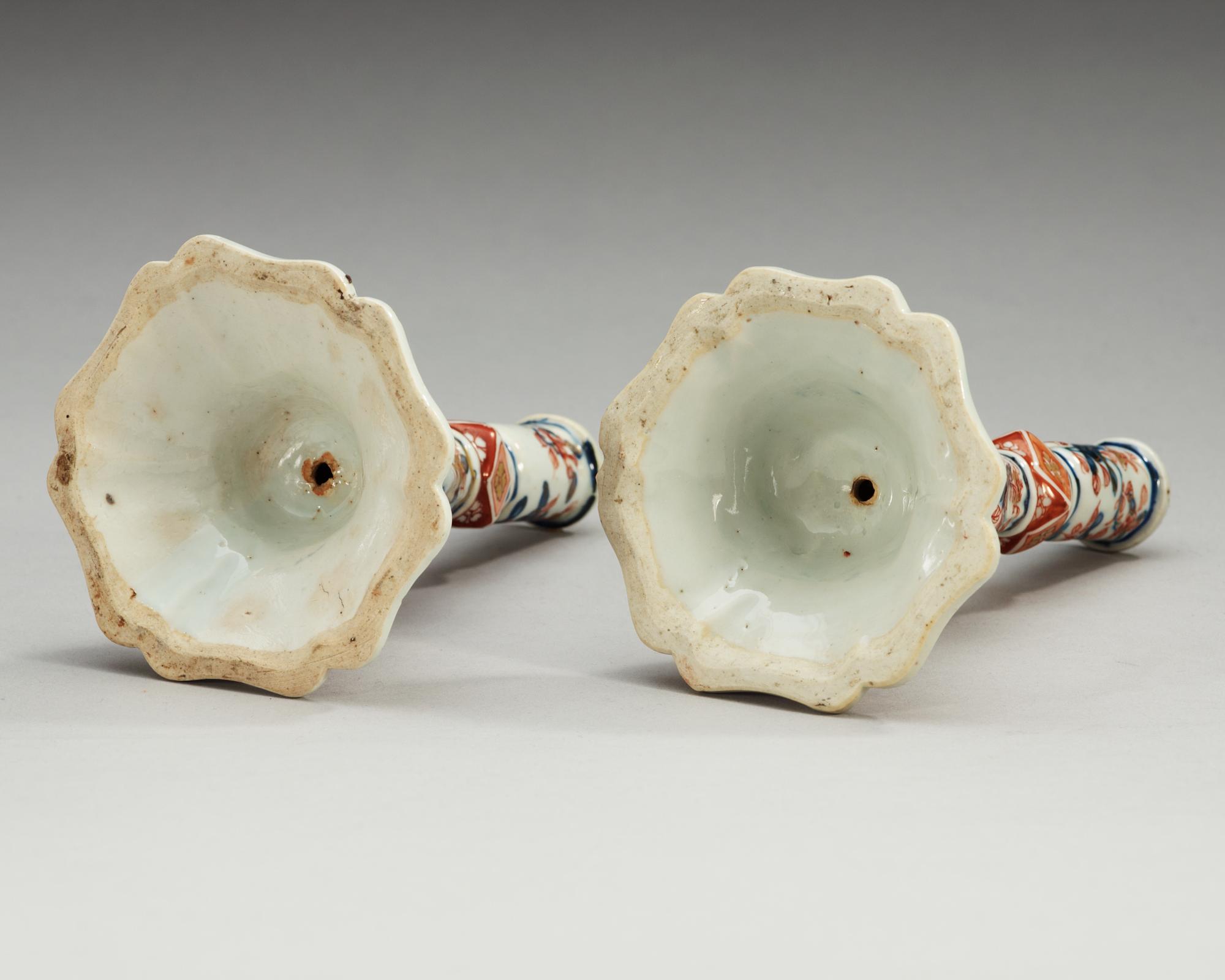 LJUSSTAKAR, ett par, porslin. Qing dynastin, Kangxi (1662-1722).