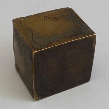 AN 18TH CENTURY BRASS SAND SHAKER.