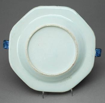 VÄRMETALLRIK, porslin, Kina tidigt 1800-tal/1800-talets första hälft.