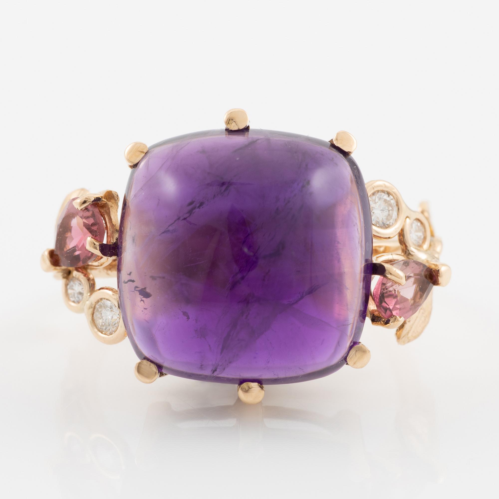 Ring, Mandelstam, 18K guld  med cabochonslipad ametist, turmaliner och briljantslipade diamanter.