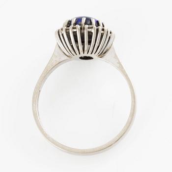 Ring, 18K white gold with opal and brilliant-cut diamonds.
