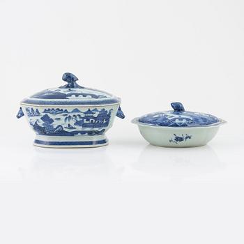 Two blue and white porcelain tureens, Qing Dynasty, Jiaqing (1796-1820).
