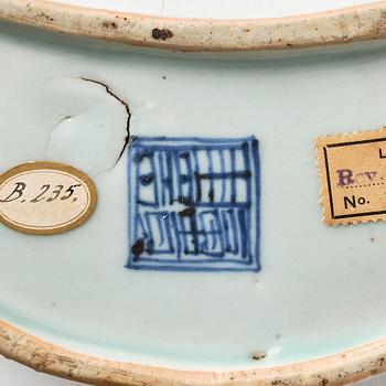 A blue and white moon shaped box with cover, Ming dynasty, Wanli (1572-1620).