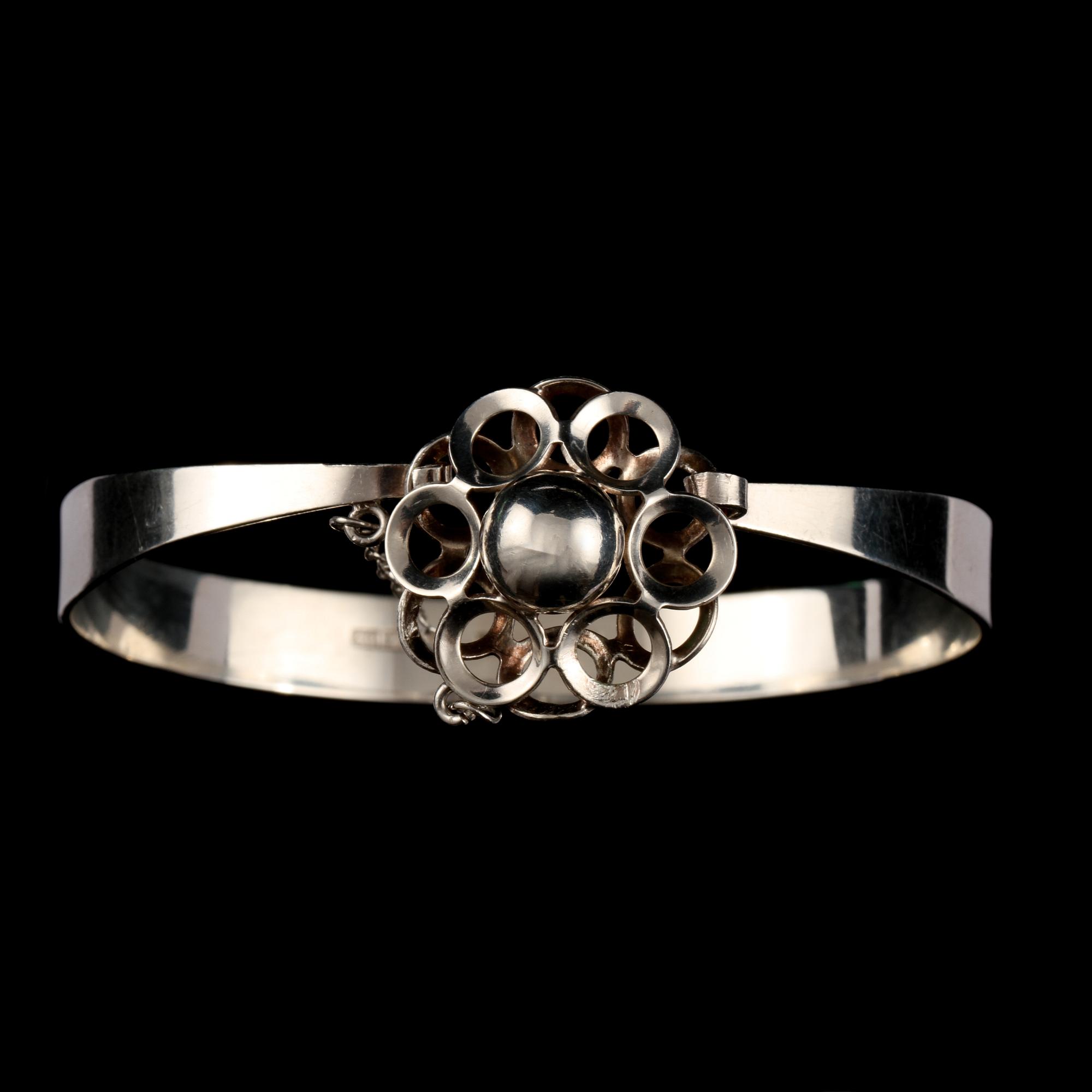 ARMRING SAMT HÄNGE, sterlingsilver Kultaseppa Salovaara, Turku, Finland, 1973. Vikt 15 g.