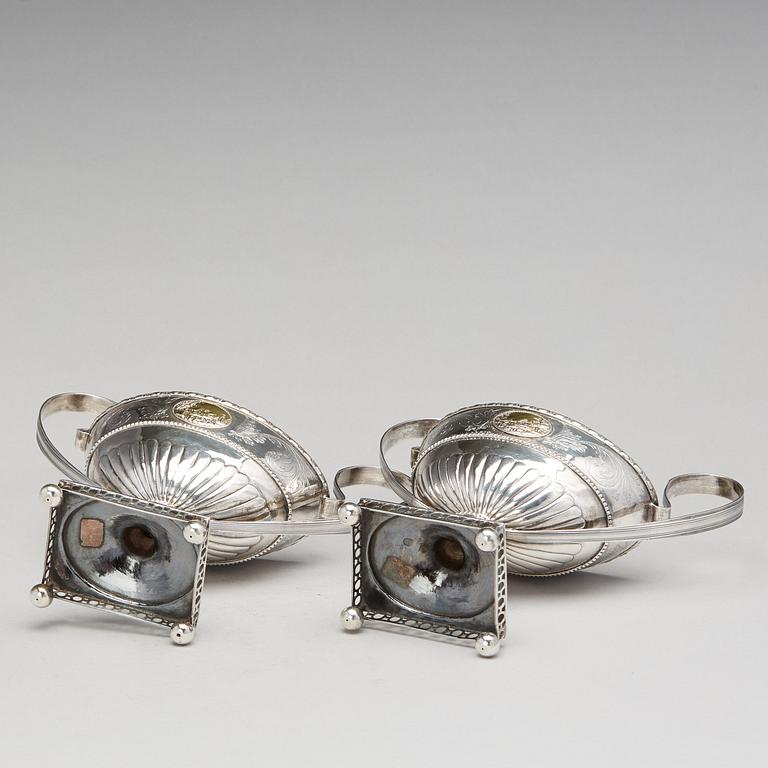 Hans Lyberg, sockerskålar med lock, ett par, silver, Borås 1805. Sengustavianska.