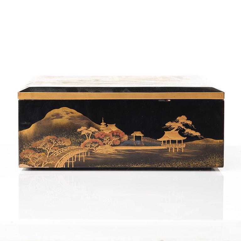 A Japanese lacquered box with cover, Meiji period (1868-1912).