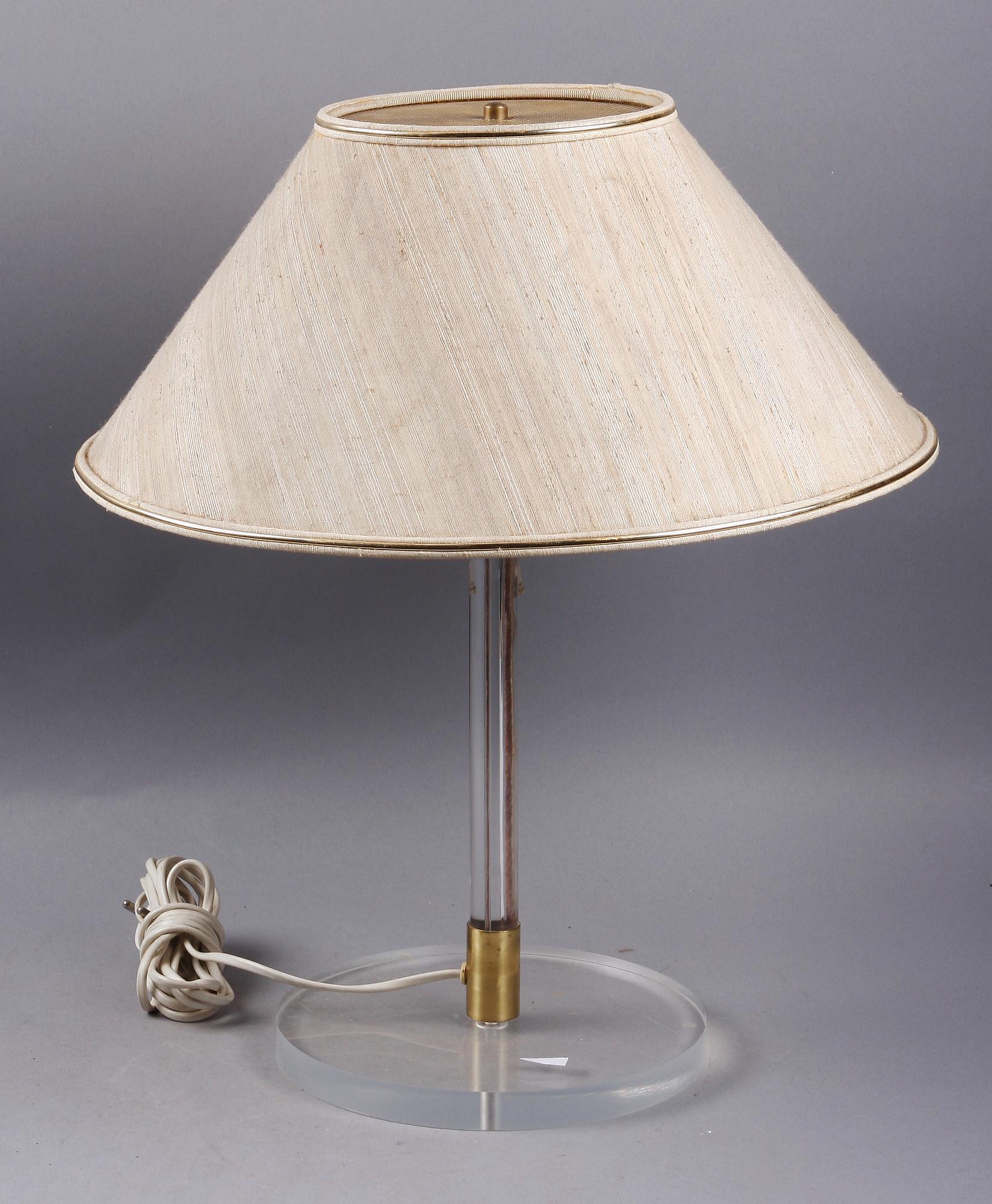 BORDSLAMPA, plexiglas och mässing, enligt uppgift Finland.